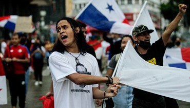 محتجون خلال تظاهرة احتجاجية على ارتفاع أسعار المواد الغذائية والبنزين في مدينة بنما (20 تموز 2022، أ ف ب). 