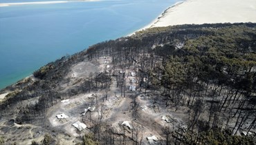 صورة جوية للأضرار التي خلّفتها الحرائق في مناطق الغابات في لا تست دو باك جنوب غرب فرنسا في 20 تموز 2022 (21 تموز 2022، أ ف ب).