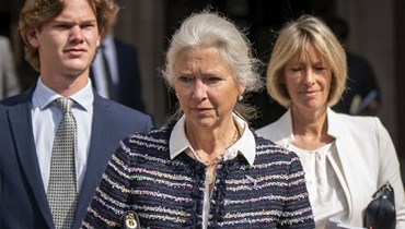 ألكسندرا بيتيفر تمشي خارج المحكمة العليا بلندن (21 تموز 2022، أ ب). 