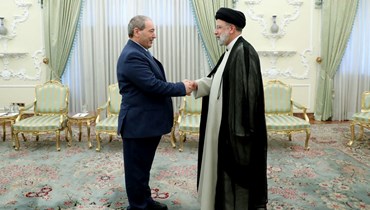 رئيسي (إلى اليمين) مستقبلا وزير الخارجية السوري فيصل المقداد في العاصمة طهران (20 تموز 2022، أ ف ب). 