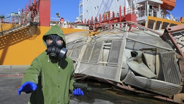 خبراء يحققون في موقع انفجار الغاز في ميناء العقبة (28 حزيران 2022، أ ب). 