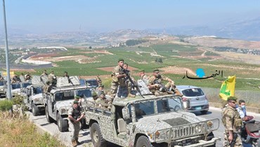 الجيش على الحدود الجنوبية في كفركلا ويبدو علم "حزب الله في الخلفية (مارك فياض).