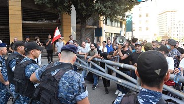 تحرك احتجاجي في ساحة رياض الصلح ومحاولة التوجه إلى السرايا الحكومية اعتراضاً على الأوضاع المعيشية المتردية (نبيل إسماعيل). 