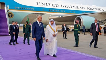 بايدن يمشي على سجادة بنفسجية خلال استقبال امير منطقة مكة الأمير خالد الفيصل له لدى وصوله إلى مطار جدة (15 تموز 2022، أ ف ب).