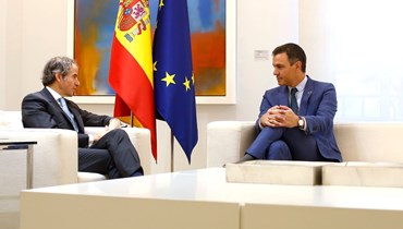 غروسي (الى اليسار) ملتقيا سانشيز في مدريد (22 تموز 2022، تويتر). 
