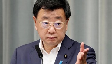 ماتسونو متكلما خلال مؤتمر صحافي في مكتب رئيس الوزراء في طوكيو (22 تموز 2022، ا ب). 