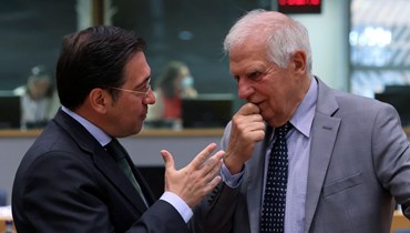 بوريل (الى اليمين) يتحدث الى وزير الخارجية الإسباني خوسيه مانويل ألباريس قبل اجتماع لوزراء خارجية الاتحاد الأوروبي في بروكسيل (18 تموز 2022، أ ف ب). 