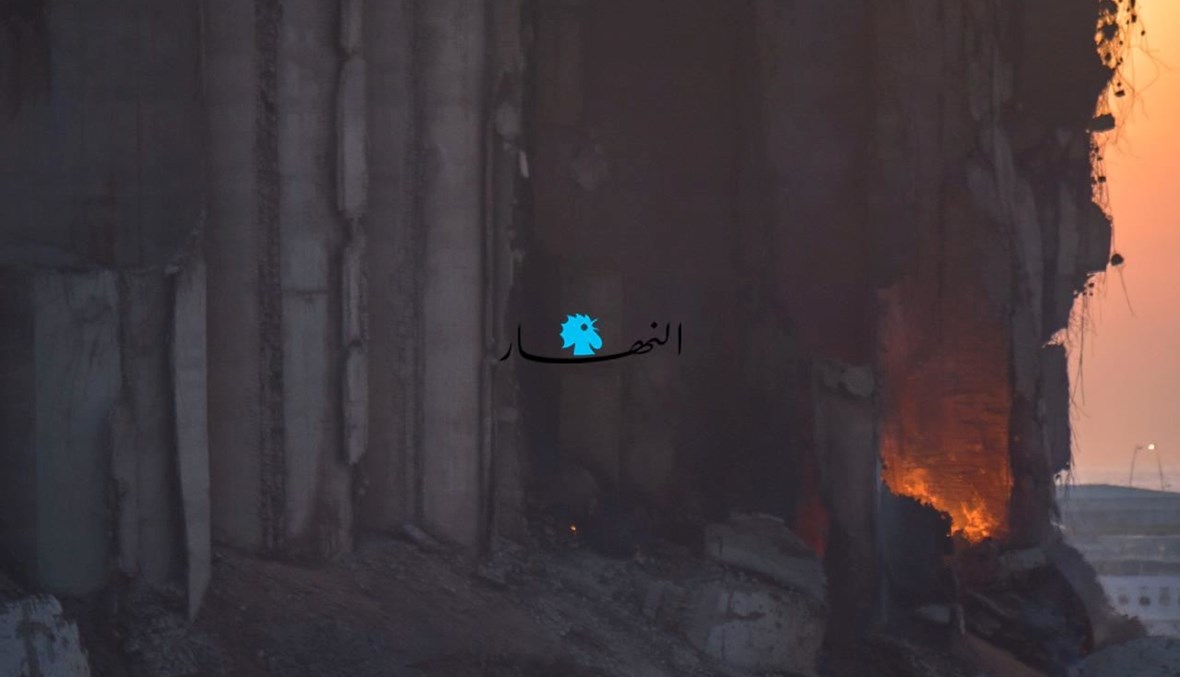 النيران ما تزال تشتعل في أهراءات القمح بمرفأ بيروت (نبيل إسماعيل).