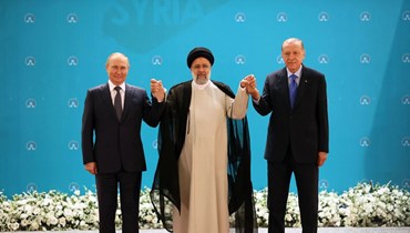 الرئيس الإيراني إبراهيم رئيسي يتوسط الرئيسين الروسي فلاديمير بوتين –إلى اليسار- والتركي رجب طيب أردوغان في طهران أمس (أ ف ب).