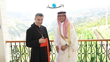 البطريرك الراعي والسفير السعودي وليد بخاري أمس في الديمان (طوني فرنجية).