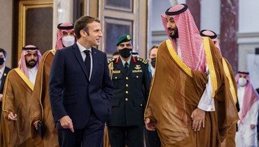 ولي العهد السعودي في استقبال الرئيس الفرنسي (أرشيفيّة- أ ف ب).