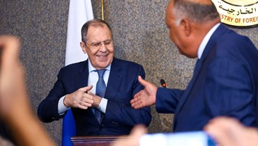 مصافحة بين لافروف وشكري خلال مؤتمر صحافي مشترك عقب محادثاتهما في القاهرة (24 تموز 2022، أ ف ب).