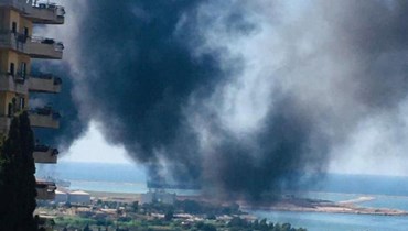 الدخان الناتج من حرق النفايات والإطارات في طرابلس.