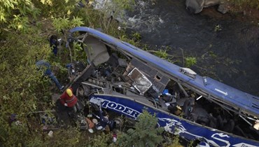سقوط حافلة من على جسر في كينيا (أ ف ب).
