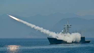 البحرية التايوانية تطلق صاروخاً من فرقاطة خلال تدريب هان كوانغ السنوي، قرب ميناء سواو في مقاطعة ييلان (26 تموز 2022، أ ف ب). 