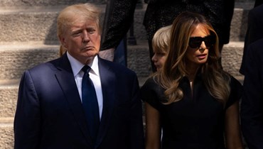 ترامب وزوجته ميلانيا يقفان خارج كنيسة سانت فنسنت فيرير الكاثوليكية بعد جنازة إيفانا ترامب في نيويورك (20 تموز 2022، أ ف ب). 