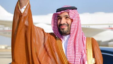 الامير محمد بن سلمان ملوحا لرئيس دولة الإمارات (ليس في الصورة) لدى مغادرته مطار الملك عبد العزيز الدولي في مدينة جدة (16 تموز 2022، أ ف ب). 