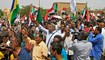 سودانيون يتظاهرون ضد الانقلاب، في منطقة محطة بشدار جنوب الخرطوم (26 تموز 2022، أ ف ب). 