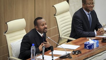 رئيس الوزراء الإثيوبي أبيي أحمد (إلى اليسار) مخاطبا البرلمان في أديس أبابا (7 تموز 2022، أ ب). 