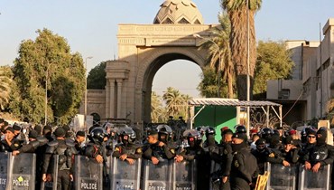 تظاهرات أمام مبنى البرلمان العراقي (أ ف ب).