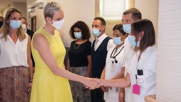 شارلين دو موناكو تطلّ بثوب أصفر شمسي خلال زيارة رسمية (صور)