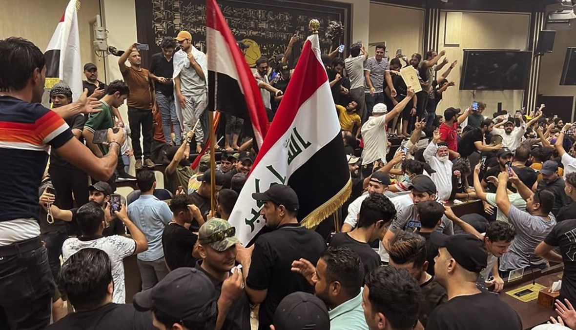 محتجون عراقيون اقتحموا البرلمان في بغداد (27 تموز 2022، أ ب). 