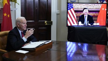 صورة ارشيفية- بايدن خلال لقاء افتراضي مع شي في غرفة روزفلت بالبيت الأبيض في واشنطن (15 ت2 2021، أ ب). 
