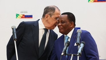 وزير الخارجية الروسي سيرغي لافروف ووزير خارجية جمهورية الكونغو جان كلود غاكوسو في أويو (25 تموز 2022 - أ ف ب).