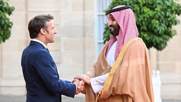 الرئيس الفرنسي إيمانويل ماكرون وولي العهد السعودي في قصر الإليزيه أمس (أ ف ب).