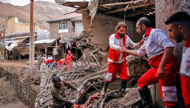 رجال إنقاذ يعملون في موقع سيول في إمام زاده داوود، في الجزء الشمالي الغربي من العاصمة طهران (29 تموز 2022ـ أ ف ب). 