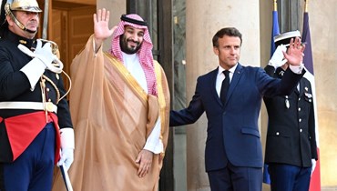 ماكرون مستقبلا الأمير محمد بن سلمان في قصر الإليزيه في باريس (28 تموز 2022/ أ ف ب). 