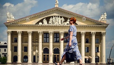 امرأة تعبر ساحة الاستقلال في وسط مينسك (22 تموز 2022، أ ف ب). 