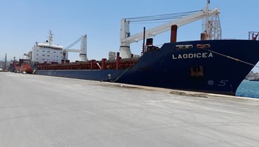 سفينة "لاودسيا" الراسية في مرفأ طرابلس.