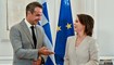 رئيس الوزراء اليوناني كيرياكوس ميتسوتاكيس (الى  اليسار) مستقبلا بيربوك في أثينا (29 تموز 2022، أ ف ب).