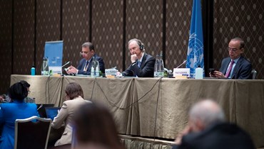 بيدرسون (في الوسط) في ختام الدورة الثامنة للهيئة المصغرة للجنة الدستورية السورية (3 حزيران 2022، تصوير فيولان مارتان/ الأمم المتحدة). 