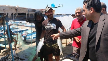خلال جولة الوزير علي حميه في مرفأ صيد الأسماك والنزهة بالأوزاعي (حسن عسل).