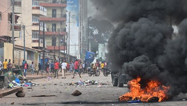 محتجون يقطعون الطّرقات في كوناكري- غينيا (أ ف ب)