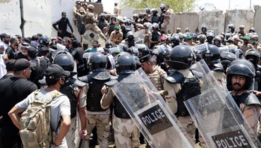  المتظاهرون المناصرون للصدر يقتحمون المنطقة الخضراء المحصنة في بغداد (أ ف ب).