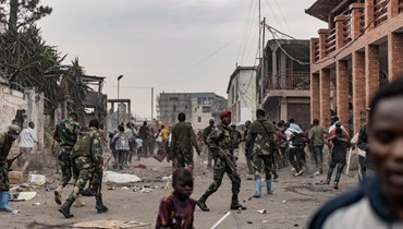 جنود كونغوليون يتدخلون فيما كان متظاهرون يحتجون خارج قاعدة لمونوسكو في غوما (26 تموز 2022، أ ف ب). 