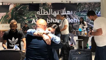 لحظة عناق في مطار بيروت (نبيل اسماعيل).