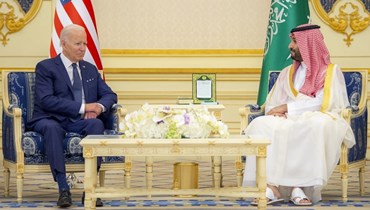 الرئيس الأميركي جو بايدن وولي العهد السعودي في جدة (أ ف ب).