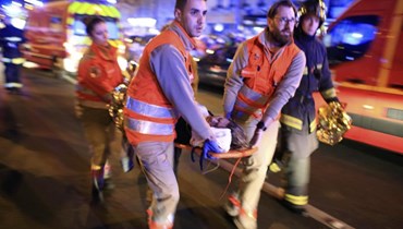 نقل امرأة جريحة من قاعة حفلات باتاكلان بعد إطلاق نار في باريس (13 تشرين الثاني 2015، أ ب). 