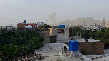 دخان يتصاعد من منزل في أعقاب غارة جوية بطائرة مسيرة أميركية في منطقة شيربور في كابول (31 تموز 2022، أ ف ب). 