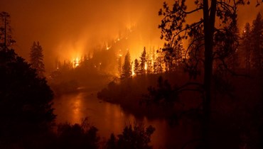 حريق ماكيني مشتعلا في غابة كلاماث الوطنية شمال غرب يريكا  بكاليفورنيا (31 تموز 2022، أ ف ب). 