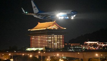 طائرة عسكرية أميركية على متنها بيلوسي تستعد للهبوط في مطار سونغشان في تايبيه (2 آب 2022، أ ف ب). 