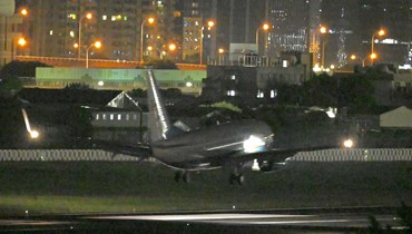 طائرة عسكرية أميركية على متنها بيلوسي تستعد للهبوط في مطار سونغشان في تايبيه (2 آب 2022، أ ف ب). 