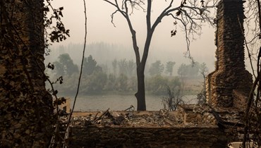 ممتلكات مدمرة في كلاماث ريفر من جراء حريق ماكيني في غابة كلاماث الوطنية شمال غرب يريكا بكاليفورنيا (1 آب 2022، أ ف ب). 
