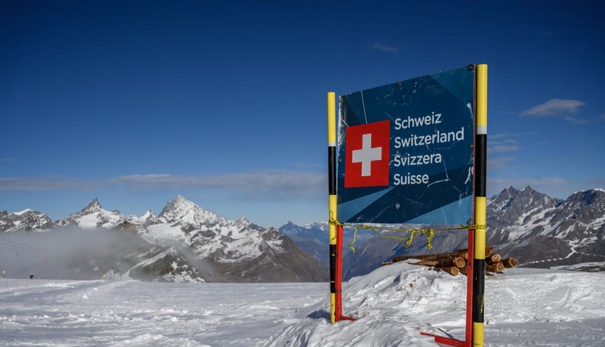 لافتة تشير إلى الحدود السويسرية الإيطالية (أ ف ب).