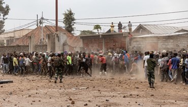 جنود كونغوليون يحاولون السيطرة على متظاهرين اقتحموا قاعدة لـ"مونوسكو" في غوما (26 تموز 2022، أ ف ب). 