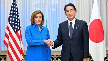 رئيس الوزراء الياباني إلى جانب بيلوسي (أ ف ب).